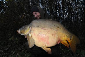 Felix Kaczmarek mit einem Flusskarpfen, gefangen auf Gesalzene Boilies
